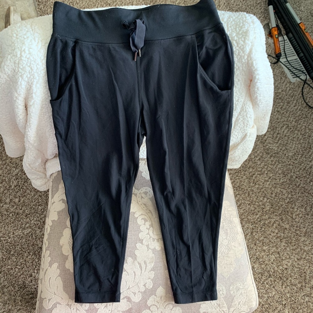 Lululemon cropped joggers